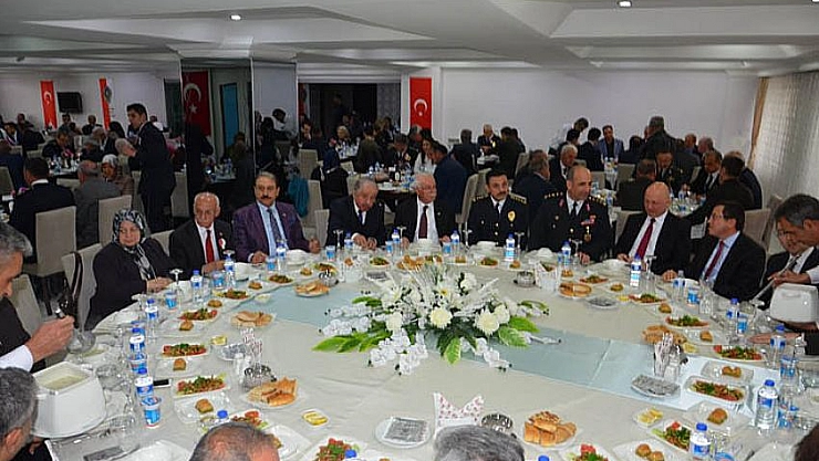 Şehit aileleri ve gaziler onuruna yemek ikramı