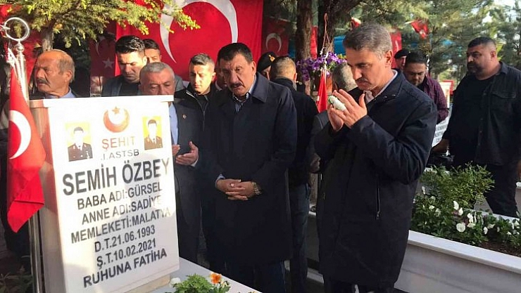 Şehitlikte hüzünlü bayramlaşma