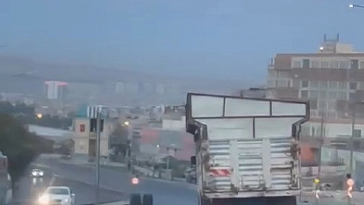 Seyir halindeki kamyonun dingili koptu: Tekerlekler yolda ilerledi