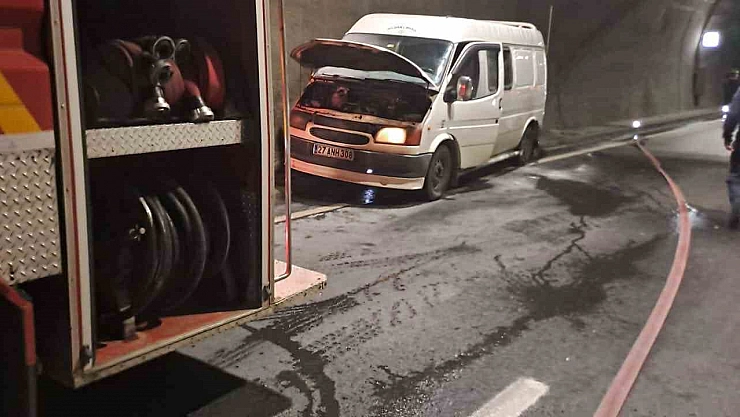 Seyir halindeki minibüs alev aldı