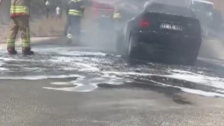 Seyir halindeki otomobil alev alev yanarak kullanılamaz hale geldi