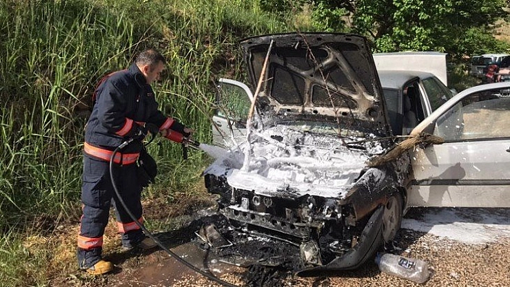Seyir halindeki otomobil yandı