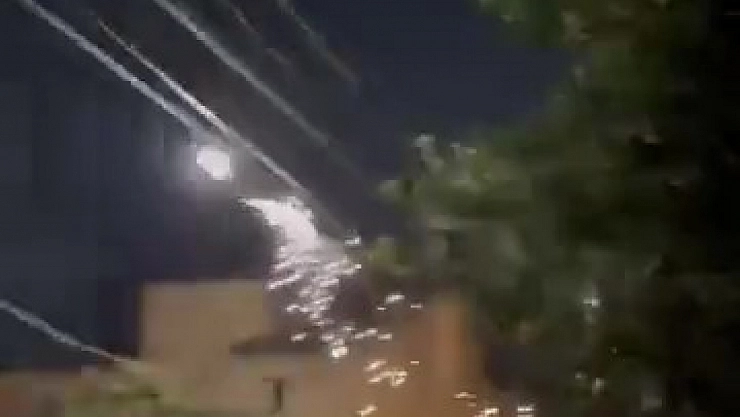 Sıcak havanın etkisiyle patlama yaşanan elektrik telleri korkuttu