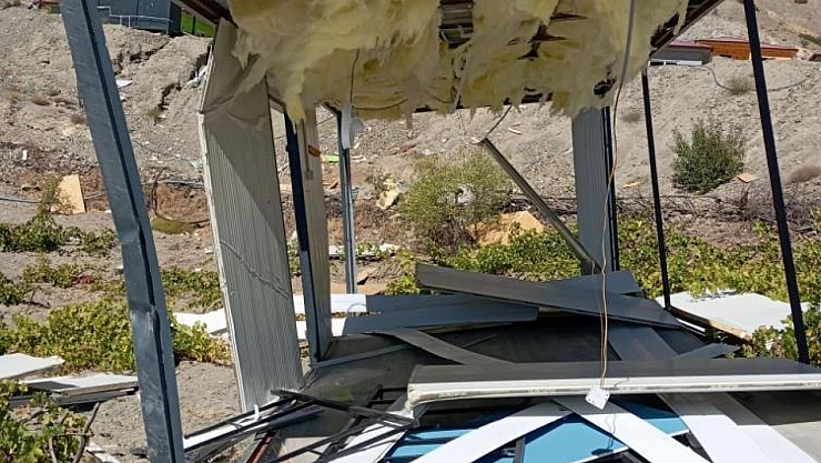 Şiddetli rüzgar konteyneri uçurdu