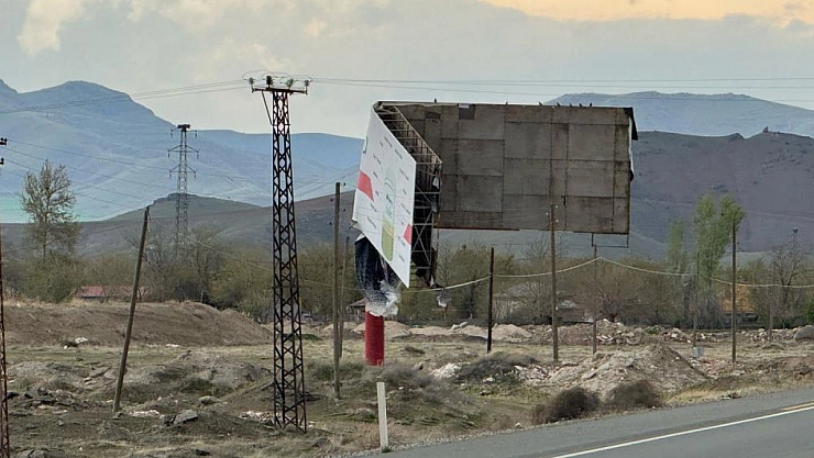 Şiddetli rüzgar reklam panosunu devirdi