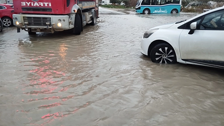 Şiddetli yağış hayatı olumsuz etkiledi