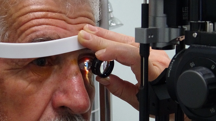 Sigarayı bırakmaya bir neden daha! Sadece cebe değil göze de zararlı…