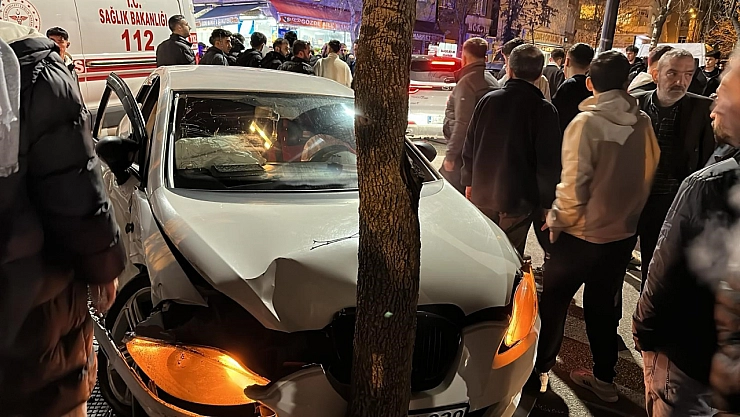 Siirt'te kamyonet ile otomobil çarpıştı: 1 yaralı