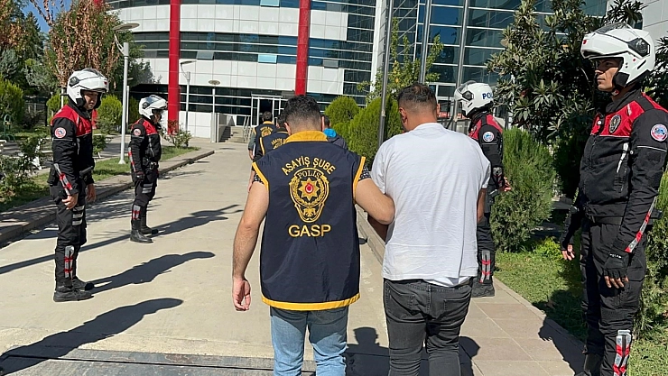 Silahla adliye önüne gelen 3 şahıs yakalandı