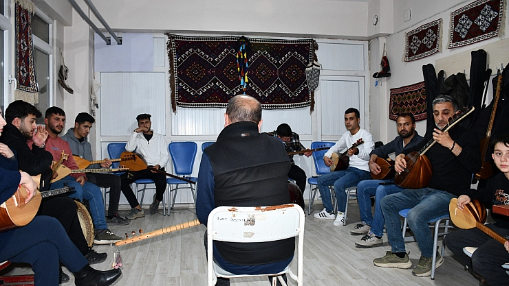 Şırnak'ta 30 kursiyer iftar sonrası saz eğitimi alıyor