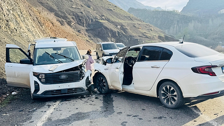 Şırnak'ta otomobil ile kamyonet kafa kafaya çarpıştı: 3 yaralı
