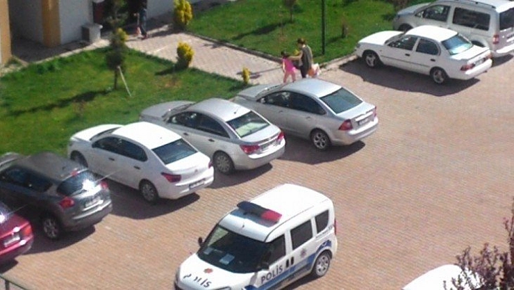 Polis evlerine gönderdi
