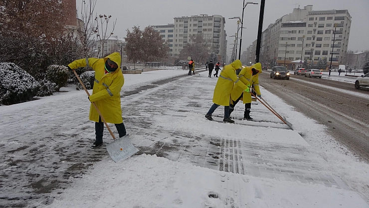 Sivas güne beyaz örtüyle uyandı, ortaya kartpostallık görüntüler çıktı