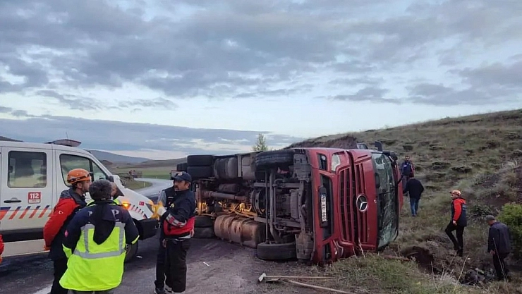 Sivas'ın Kangal ilçesinde kaza! Tır devrildi