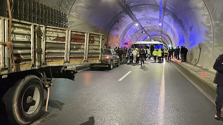 Sivas-Malatya yolunda midibüs tıra arkadan çarptı: 10 yaralı
