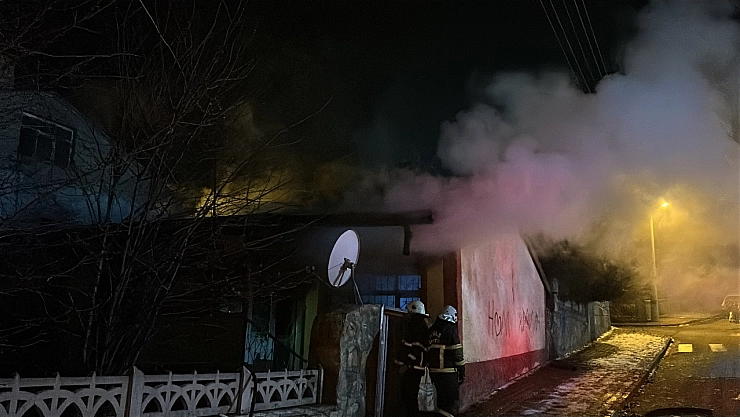 Sivas'ta devrilen elektrikli soba yangına neden oldu