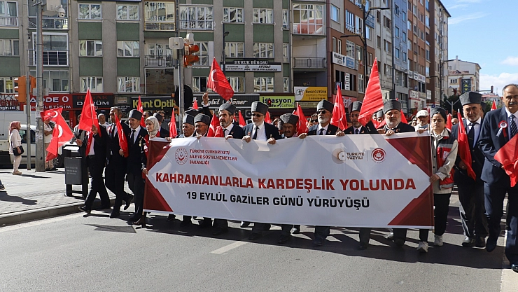 Sivas'ta Gaziler kol kola yürüdü