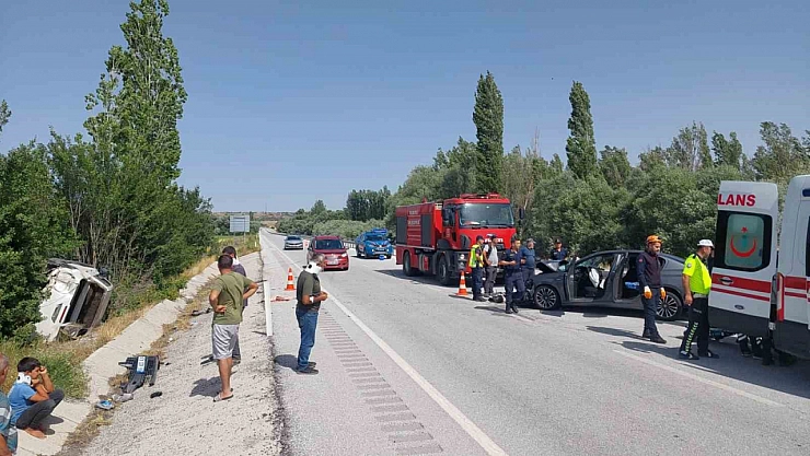 Otomobil ile pikap çarpıştı: 1 ölü 5 yaralı