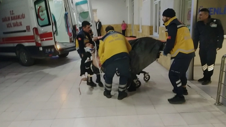 Sivas'ta, sağlık ekipleri yaralıyı sedyeden düşürdü