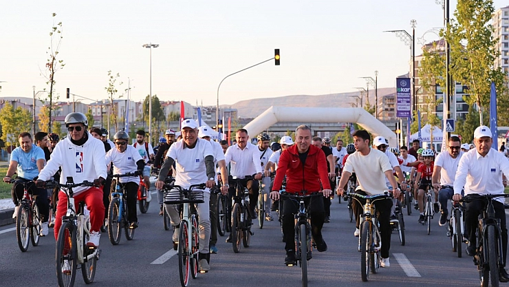 Sivaslılar bisiklet turunda buluştu, hareketlilik haftasına dikkat çekti