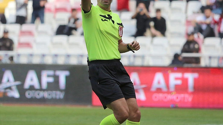 Sivasspor - Kasımpaşa maçının hakemi Burak Pakkan oldu