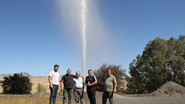Sivas'ta petrol beklerken su çıktı...