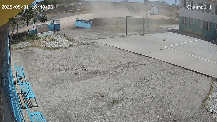 Siverek'te hortum köy okulunda bahçe kapısını kırdı