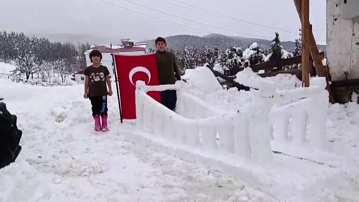 Soğuk havada yürek ısıtan görüntü: Şehitler unutulmadı...