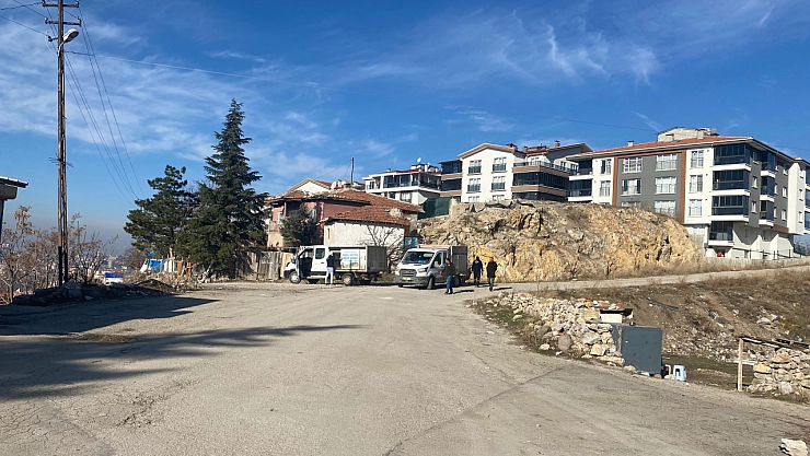 Sokak köpeklerinin saldırdığı depremzede kadın bebeğini kaybetme tehlikesi yaşıyor