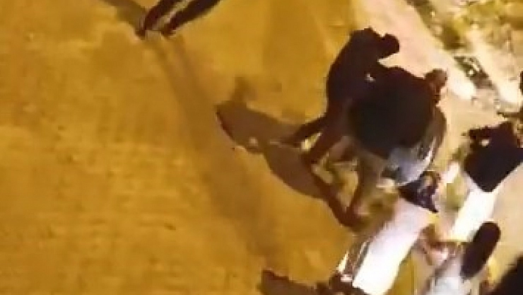 Sokak ortasında tekmeli yumruklu kavga