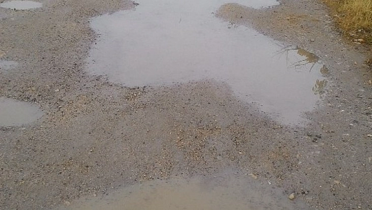 Yol köstebek yuvasına döndü