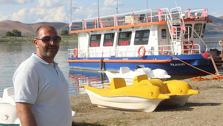 Su üzerine kafe kurdu