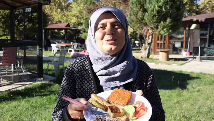 Suna ablanın sofrasında yemekten önce sevgi var