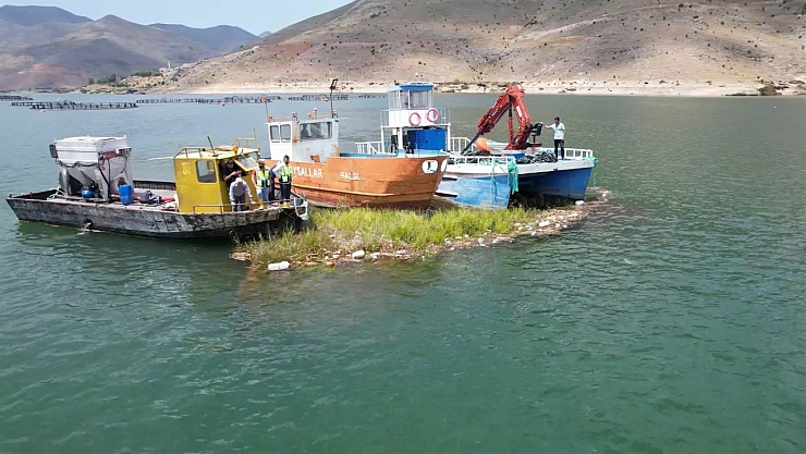 Tabiat varlığı yüzen adalar baraj ortasına sabitleniyor