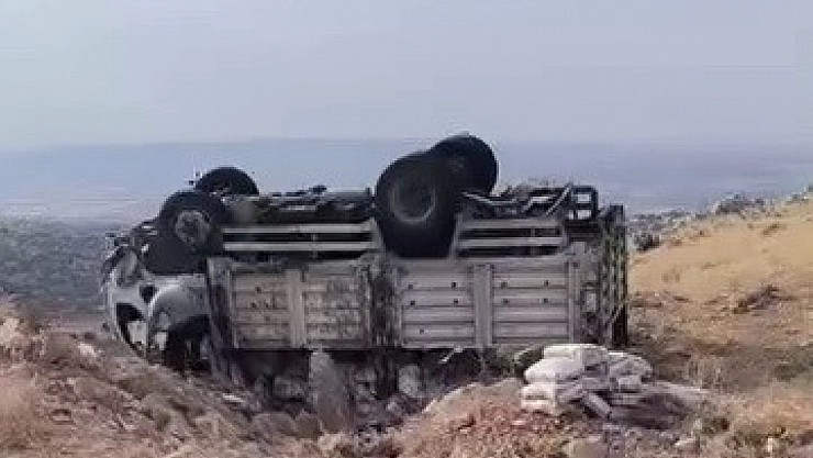 Takla atan kamyonet ters döndü: 5 Yaralı