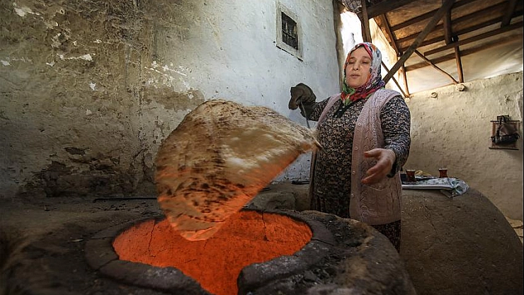 Tandır ateşinde ekmeğini kazanıyor