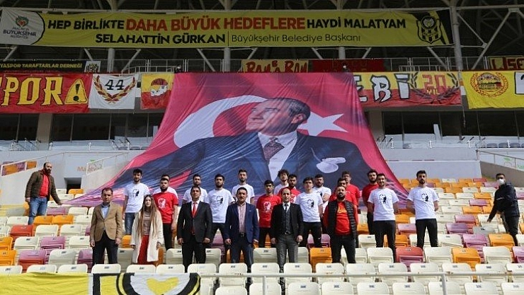 Taraftarlar şehitleri andı