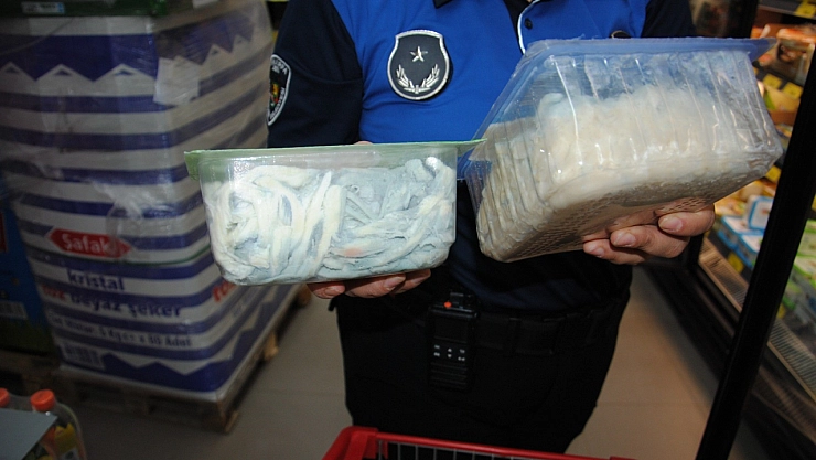 Tarihi geçmiş ve kurtlanmış yüzlerce ürün ele geçirildi