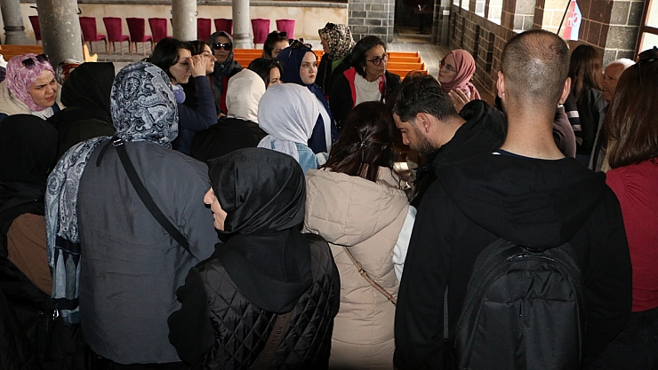 Tarihi kiliseler turistlerin akınına uğradı