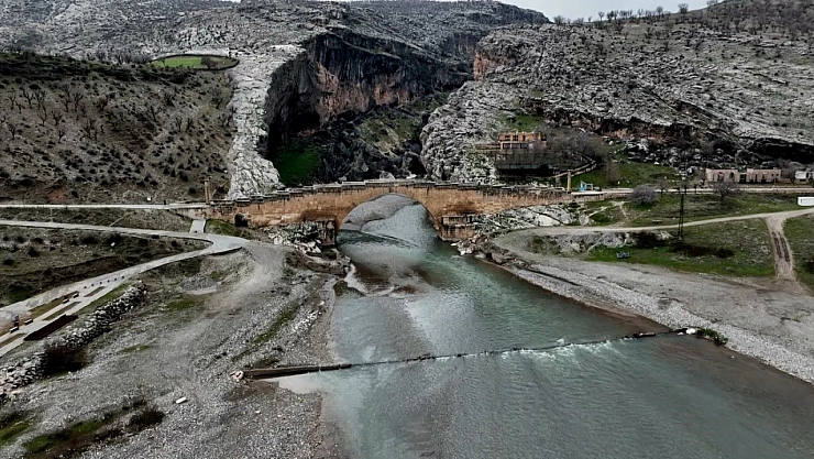Tarihi köprü depremlere meydan okuyor