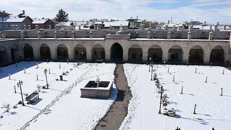 Tarihi yapılar beyaza büründü