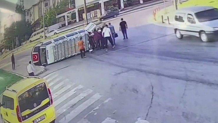 Tarım işçilerini taşıyan minibüs devrildi
