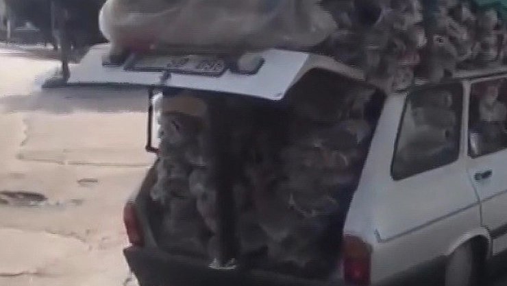 Taşıdığı yükle kamyonetlere kafa tuttu