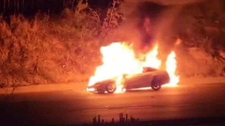 Seyir halindeki otomobil alev alev yandı