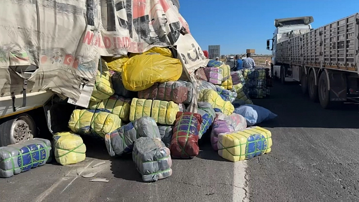 Tekstil hammaddesi yüklü tır devrildi