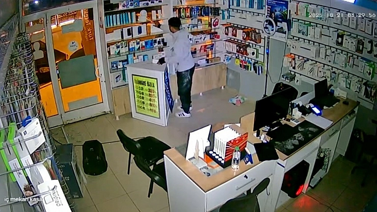 Telefoncudan seçerek çaldı, kameralara aldırış etmedi