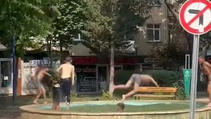 Termometreler Yükseldi: Çocuklar süs havuzuna koştu