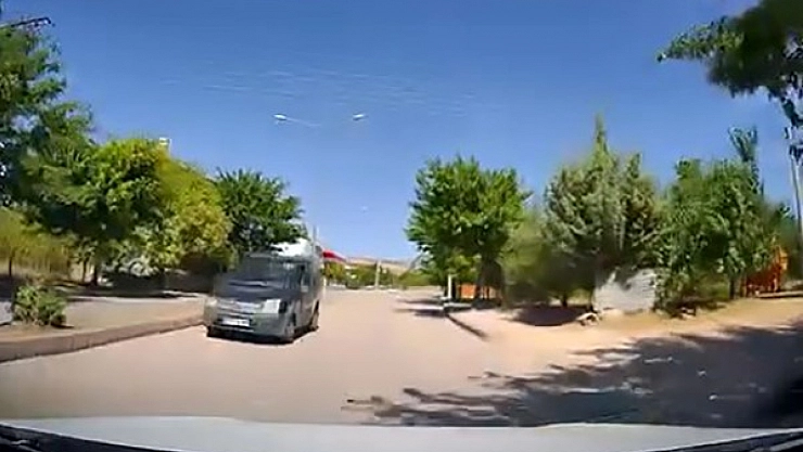 Ters yönde giden araç trafiği tehlikeye attı