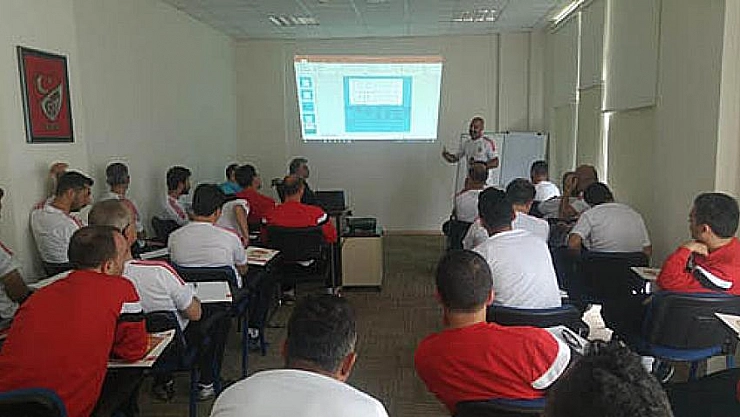 Antrenör kursu sürüyor 