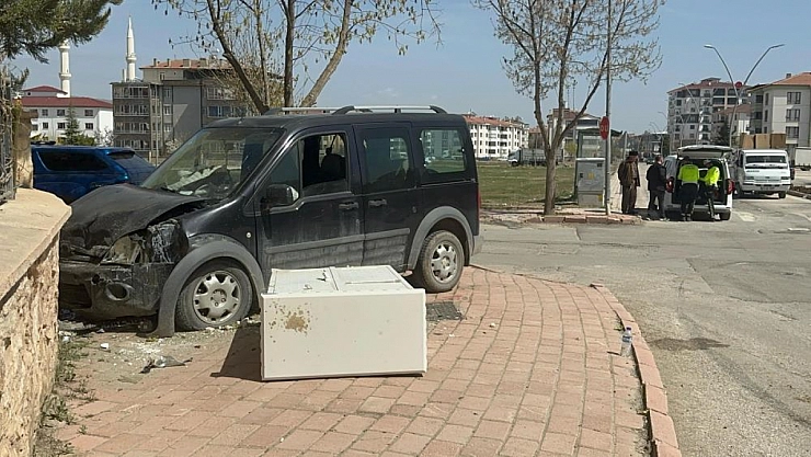 Ticari araç ile otomobil çarpıştı: 1 yaralı